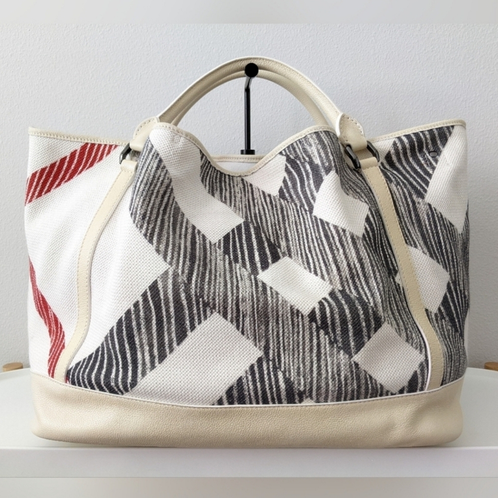 LIKE NEW BURBERRY LARGE SHOULDER BAG - Picture 14 of 16